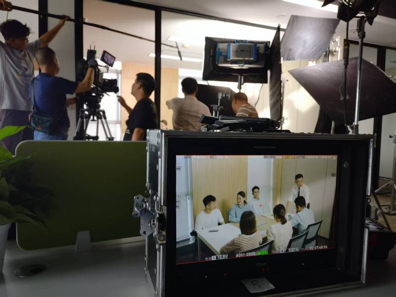 西青区TVC拍摄公司：科技产品视觉化大师，诠释未来感与功能美学