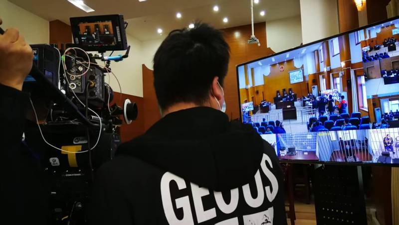 AI生成VS人工创意——西青区广告片拍摄公司的技术浪漫主义实践